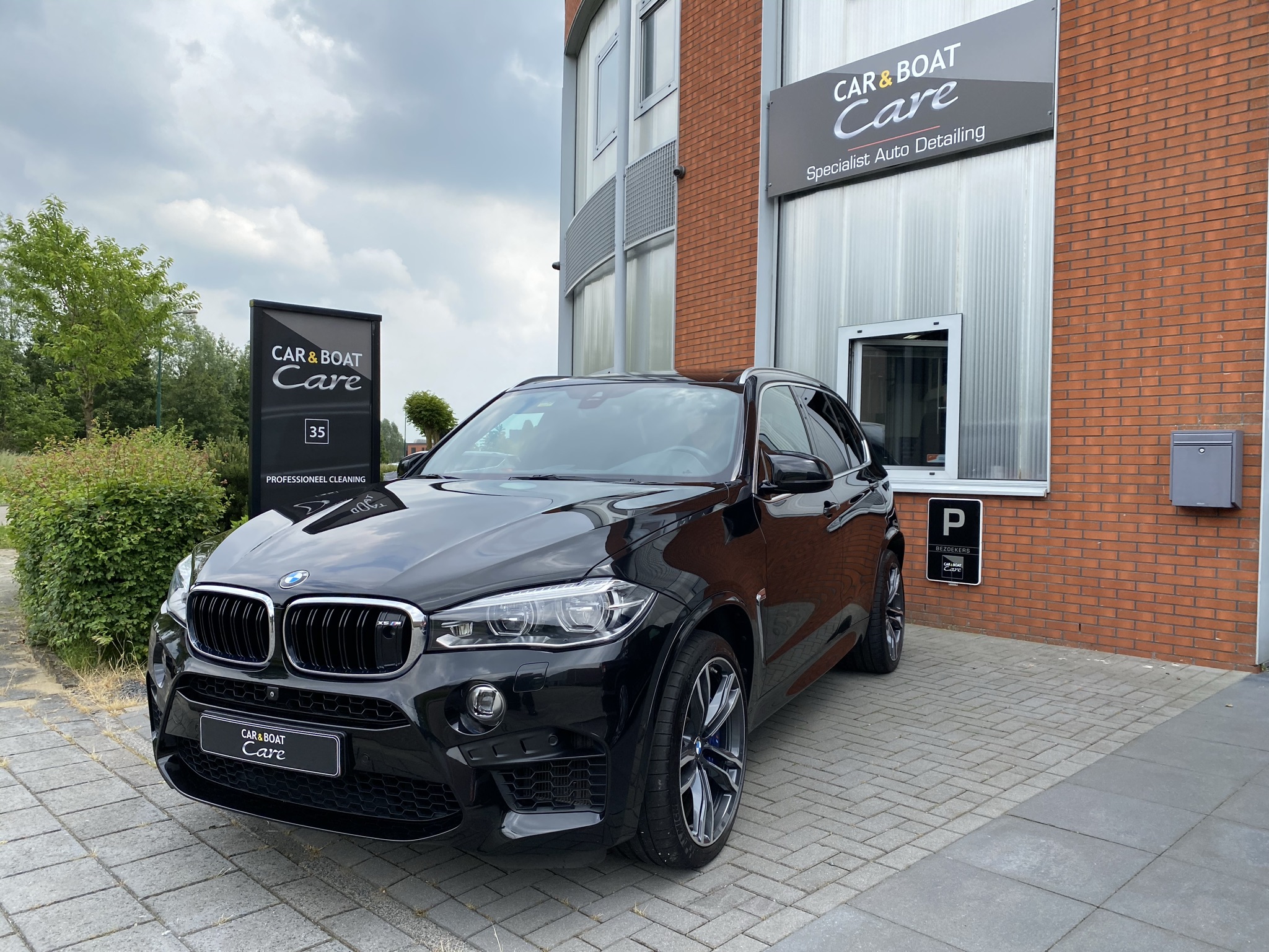 Lees meer over het artikel BMW X5 M Glascoating Swisstec Gold Car Detailing