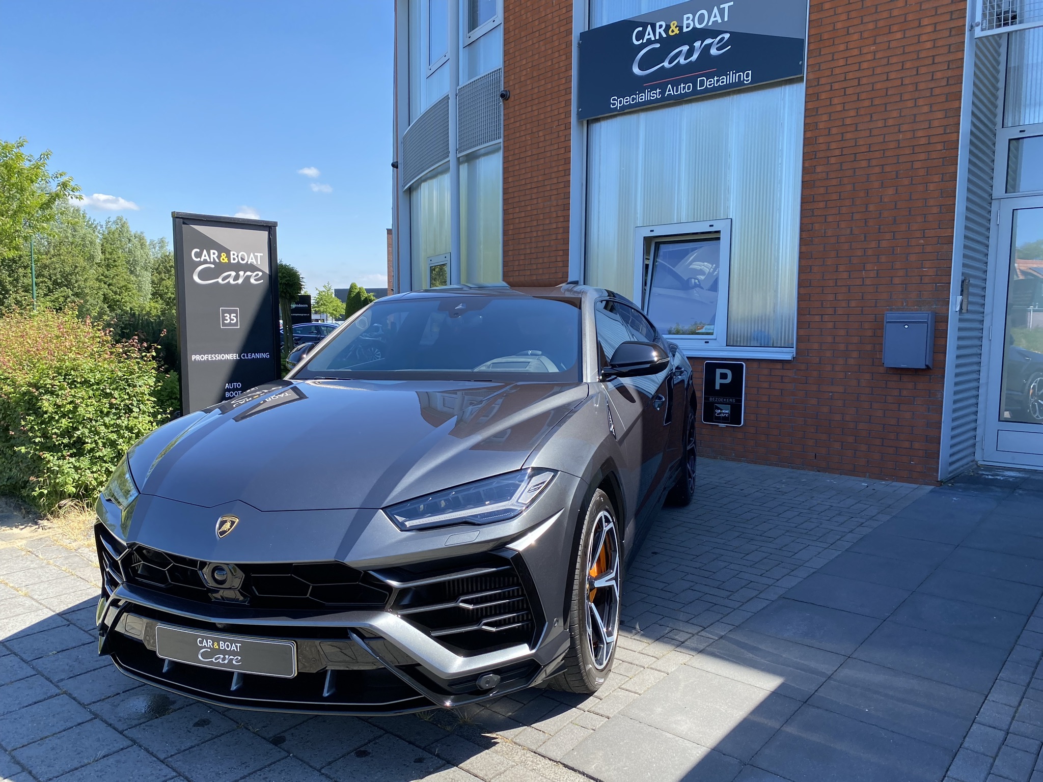 Lamborghini Urus Glascoating Gold Car Detailing