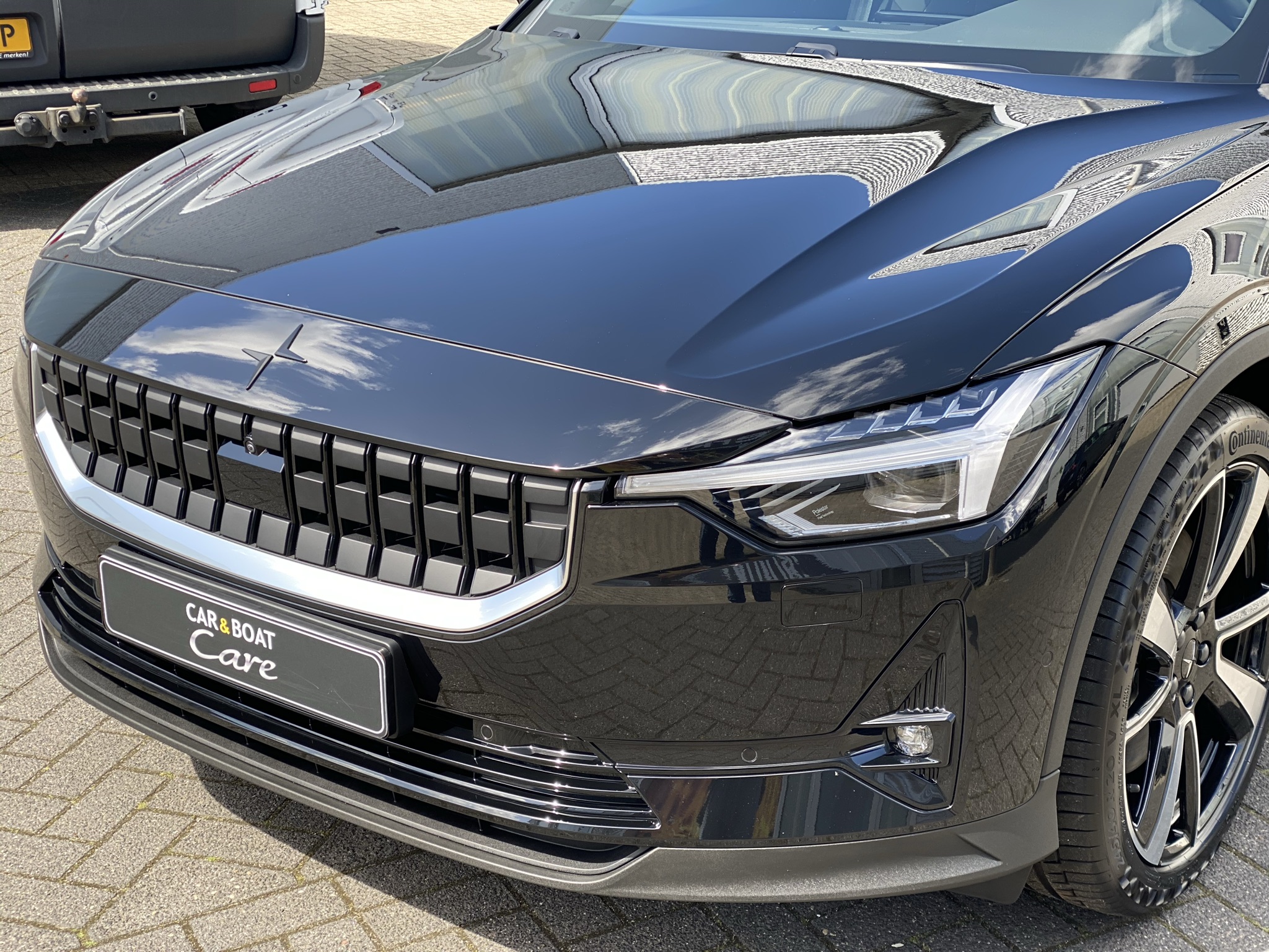 Lees meer over het artikel Polestar Glascoating Gold High-end Car Detailing