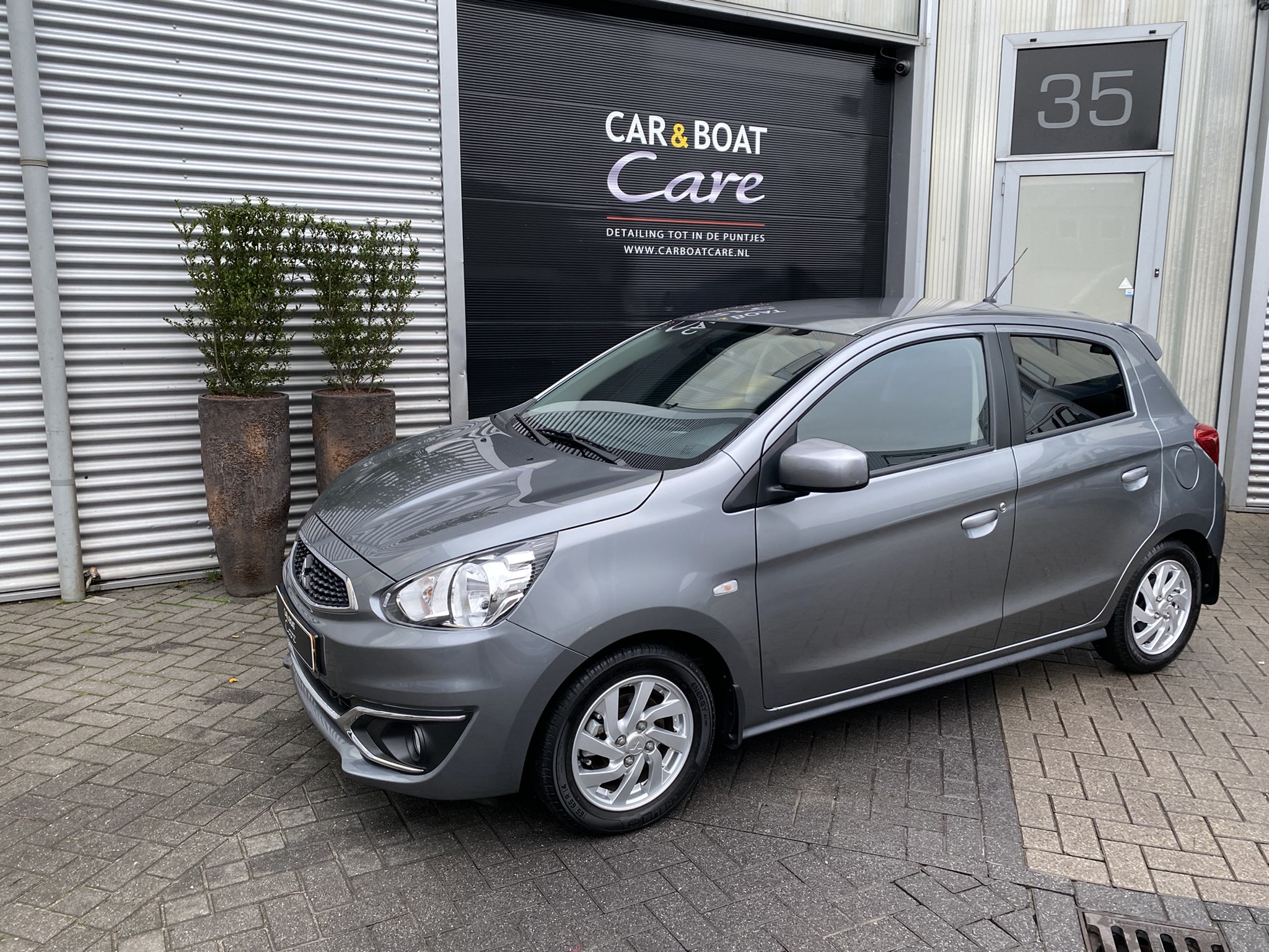Lees meer over het artikel Mitsubishi Space Star Glascoating Gold Car Detailing