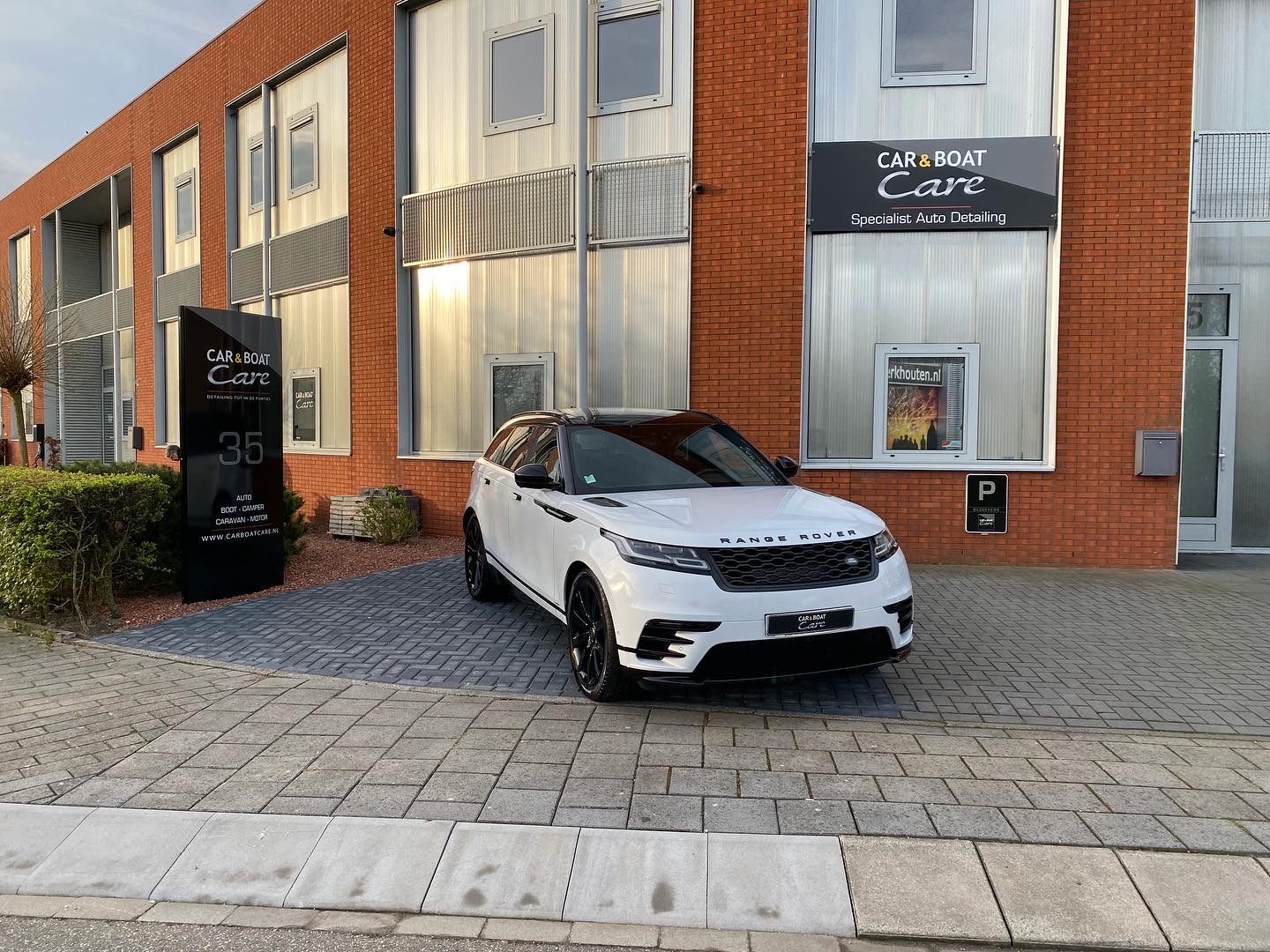 Glascoating Gold Detailing Range Rover Velar