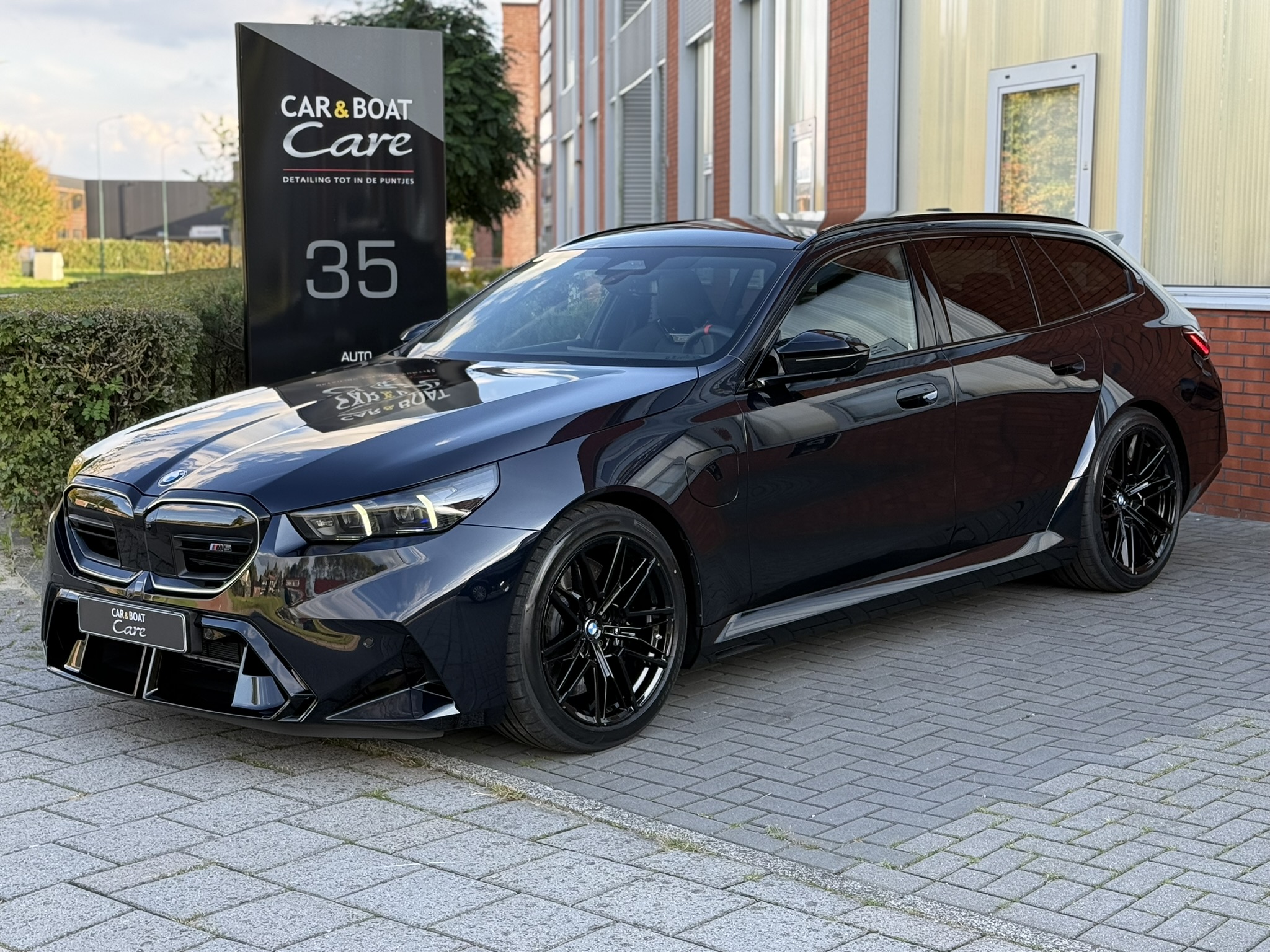 Lees meer over het artikel Keramische Coating BMW M5 Touring Gold Car detailing Houten carboatcare